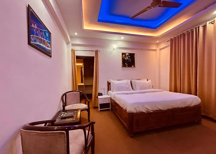 Pine View Luxury Resort With Mountain View & Premium Rooms